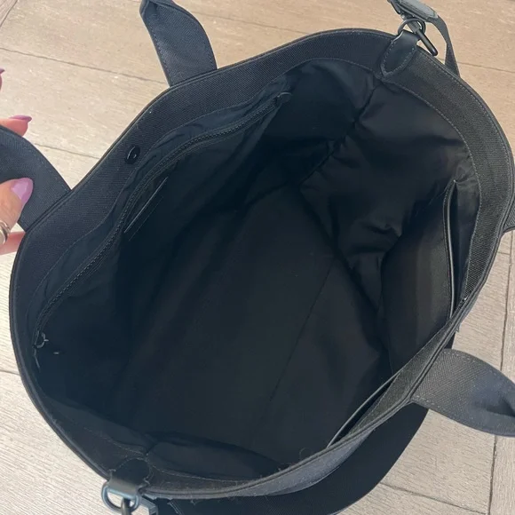 Almost New Burberry Horseferry Black Canvas Tote with Removable Shoulder Strap - Picture 6 of 9